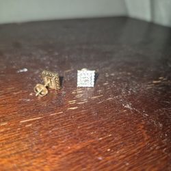 14k Screw Back Diamond Earings .5k Each