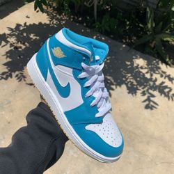 Jordan 1 Mid Aqua