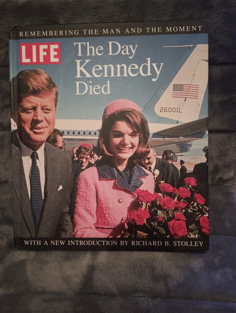 The Day Kennedy Died
by: LIFE Editors HARDCOVER BOOK