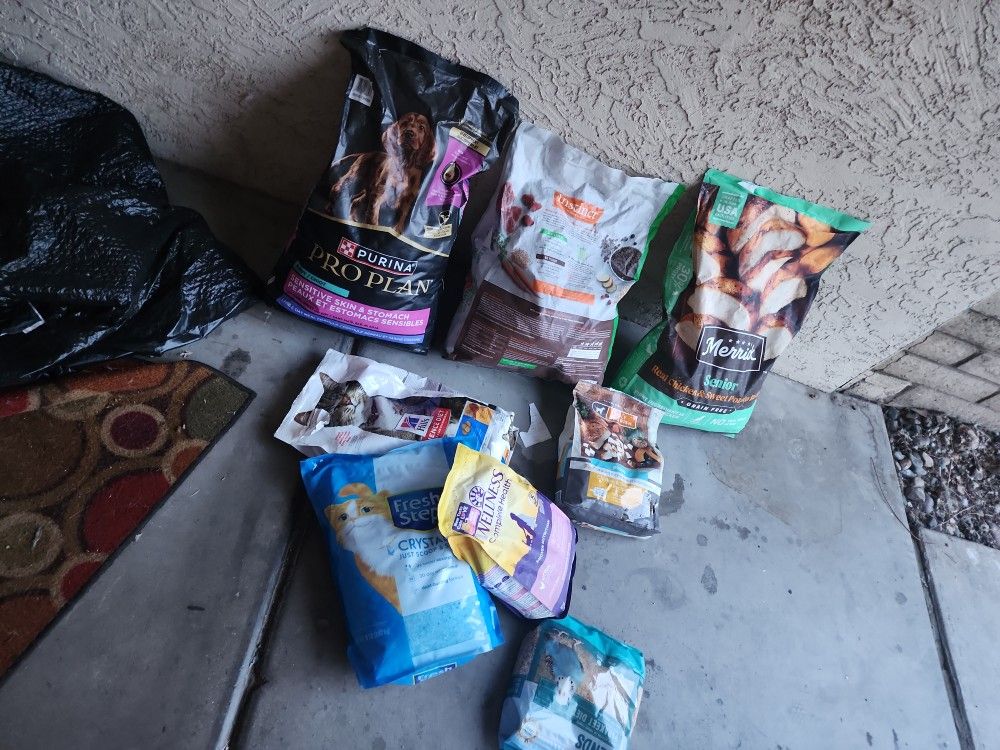 Various Dog And Cat Foods And Supplys