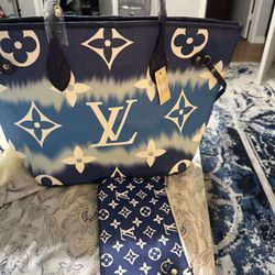 Purse With Zipper Pouch