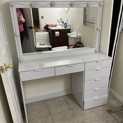 Big Mirrored Vanity With Lights And Chair