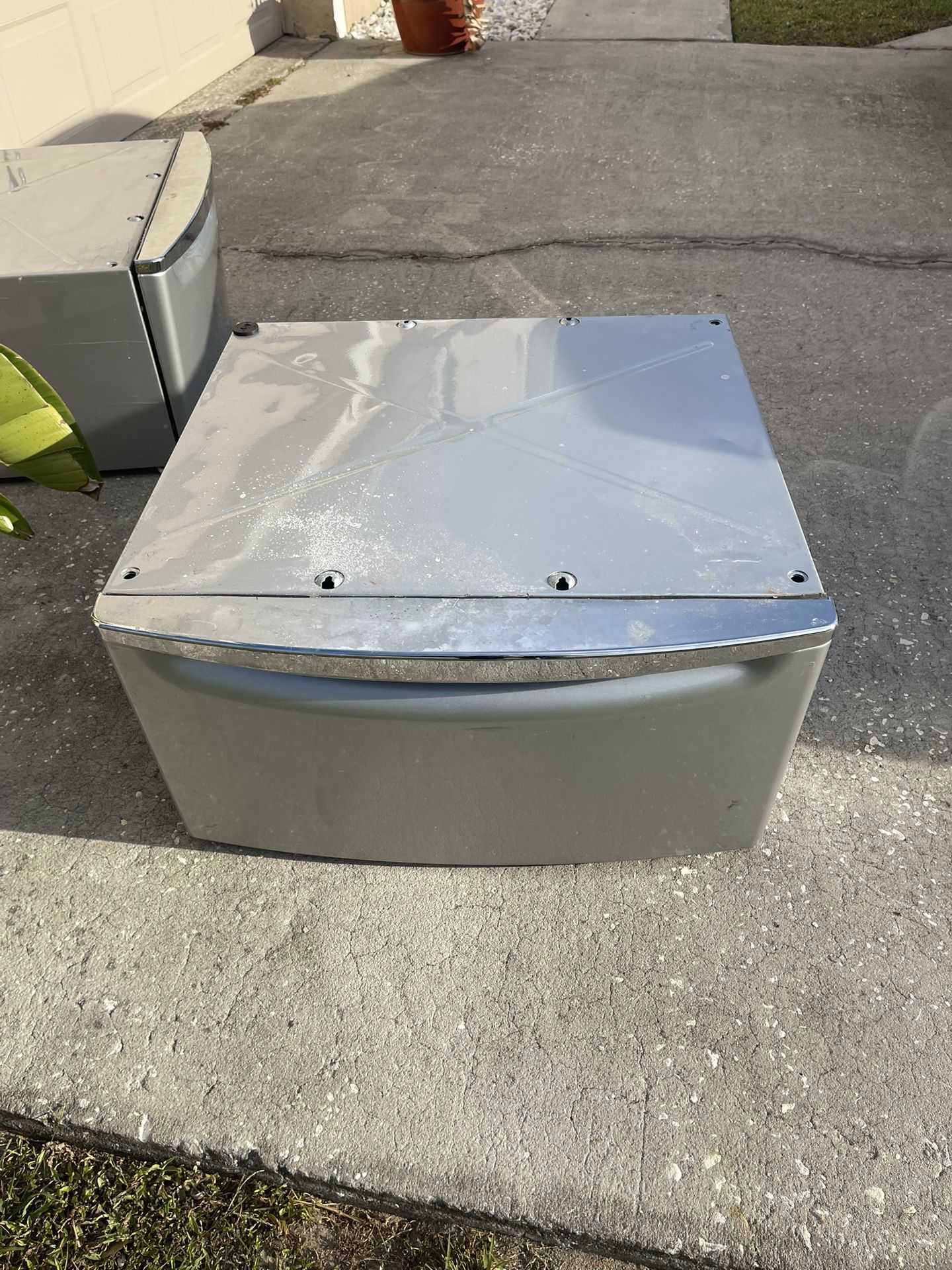 Washers & Dryers Laundry Pedestal