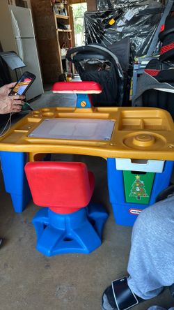 Little tikes desk with lamp