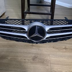 2015–2018 Mercedes-Benz C300 OEM Front Grille w/ Star Emblem – Clean