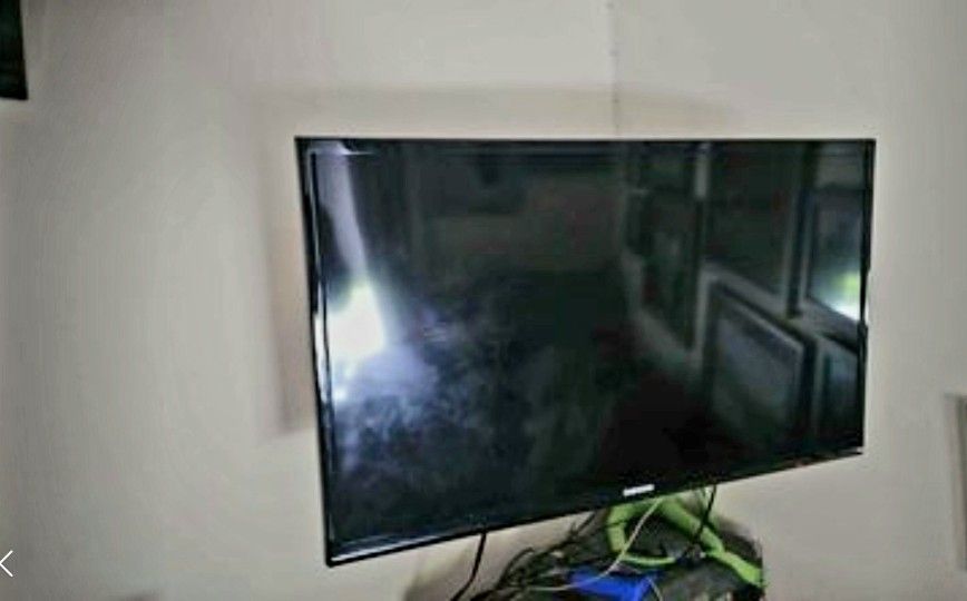Samsung TV With Wall Mount