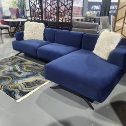 FLOOR MODEL BLUE SECTIONAL VELVET 120x60