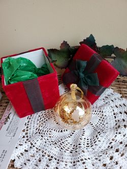 Beautiful Princess House amber colored ornament and box.