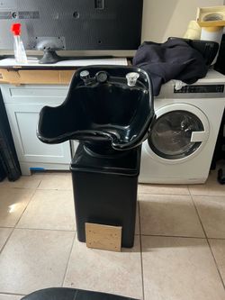 Shampoo sink with chair