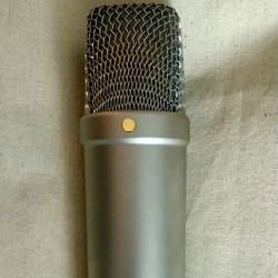 Rode NT1-A Condenser Mic + Pop Filter, Shock Mount, Mounted Desk Arm