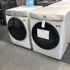 New Scratch And Dent Samsung Front Load Washer And Dryer Set. 1 year Warranty 
