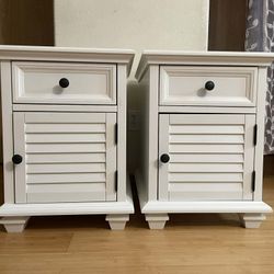 Pair of Broyhill modern farmhouse soft white wood storage end table. Excellent condition.