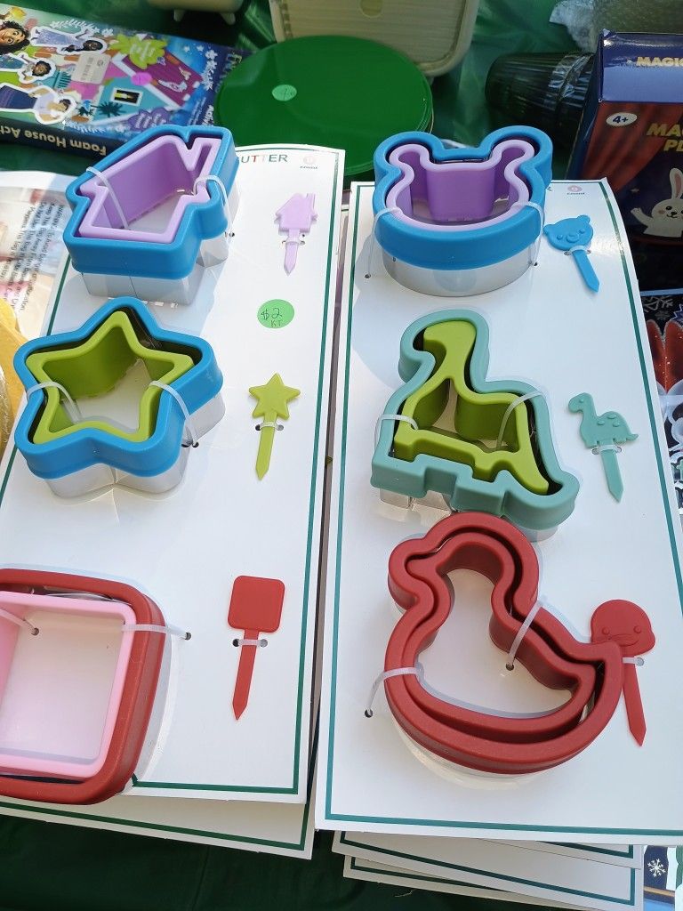 New ‼️ 9 PC Sandwich Cutter Set