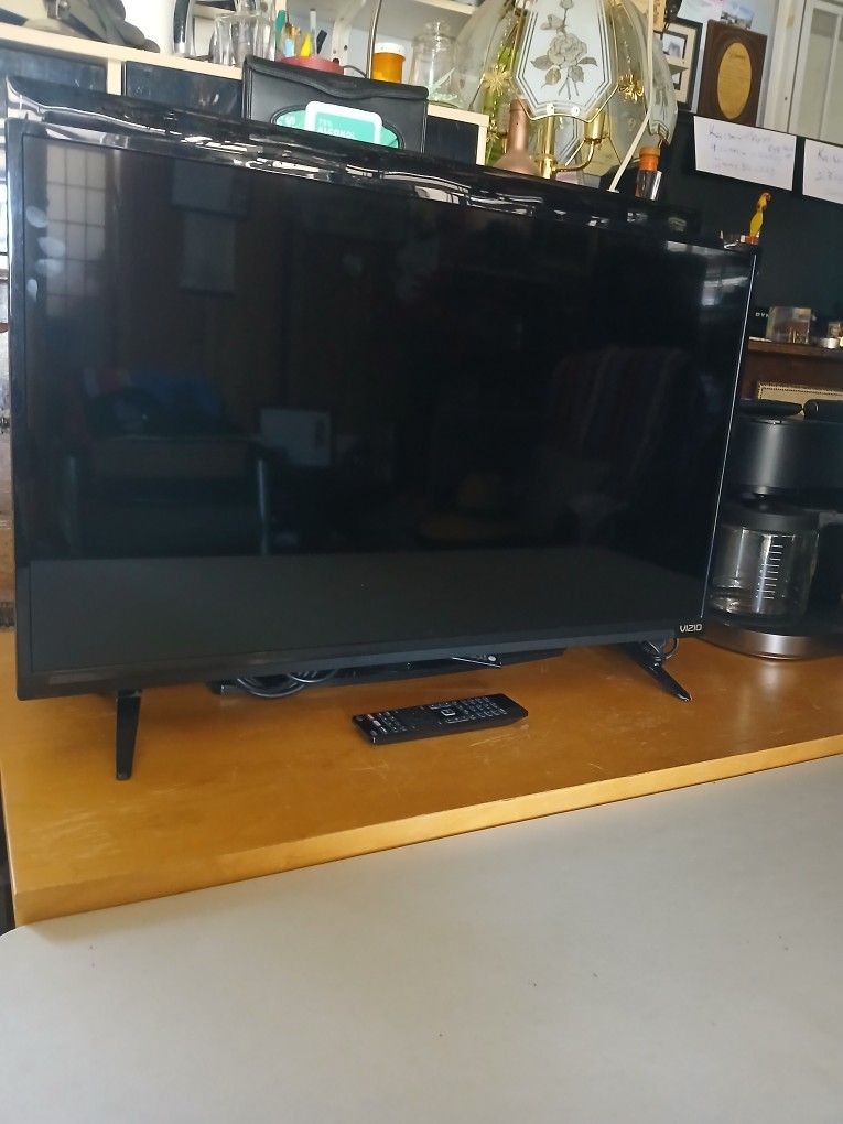 32" VIZIO TV/REMOTE CONTROL! MUST GO!!