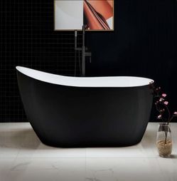 Freestanding glossy black tub