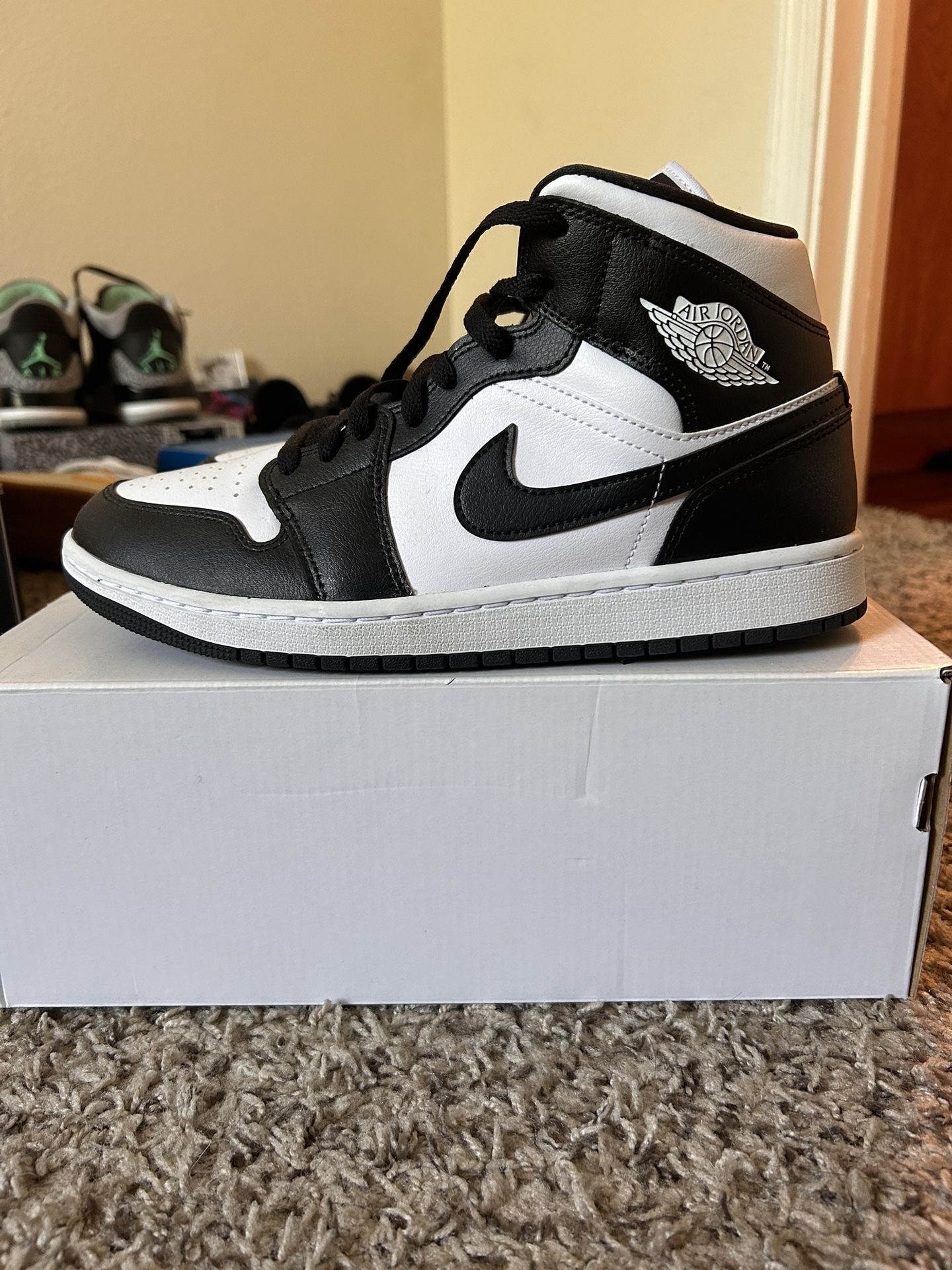 Women’s Air Jordan 1 Mid Sz 9.5
