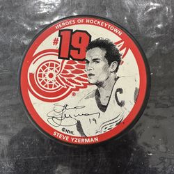 Detroit Red Wings Steve Yzerman Hockey Puck