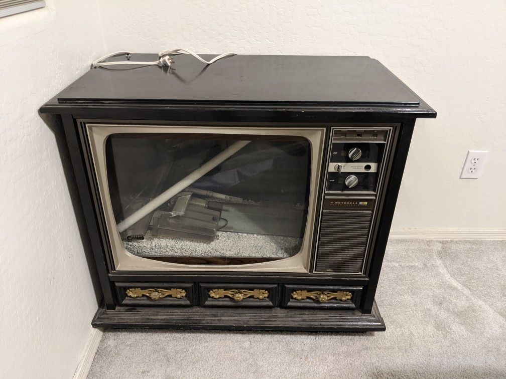 Old School TV With Fish Tank/Tarrarium