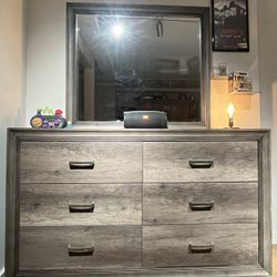 Dresser With Mirror