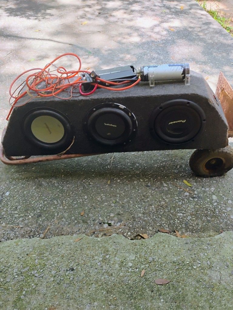 3 10's Pioneers Speakers With Amplifier