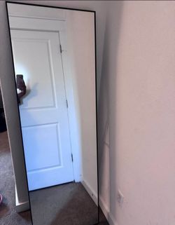 Self standing mirror