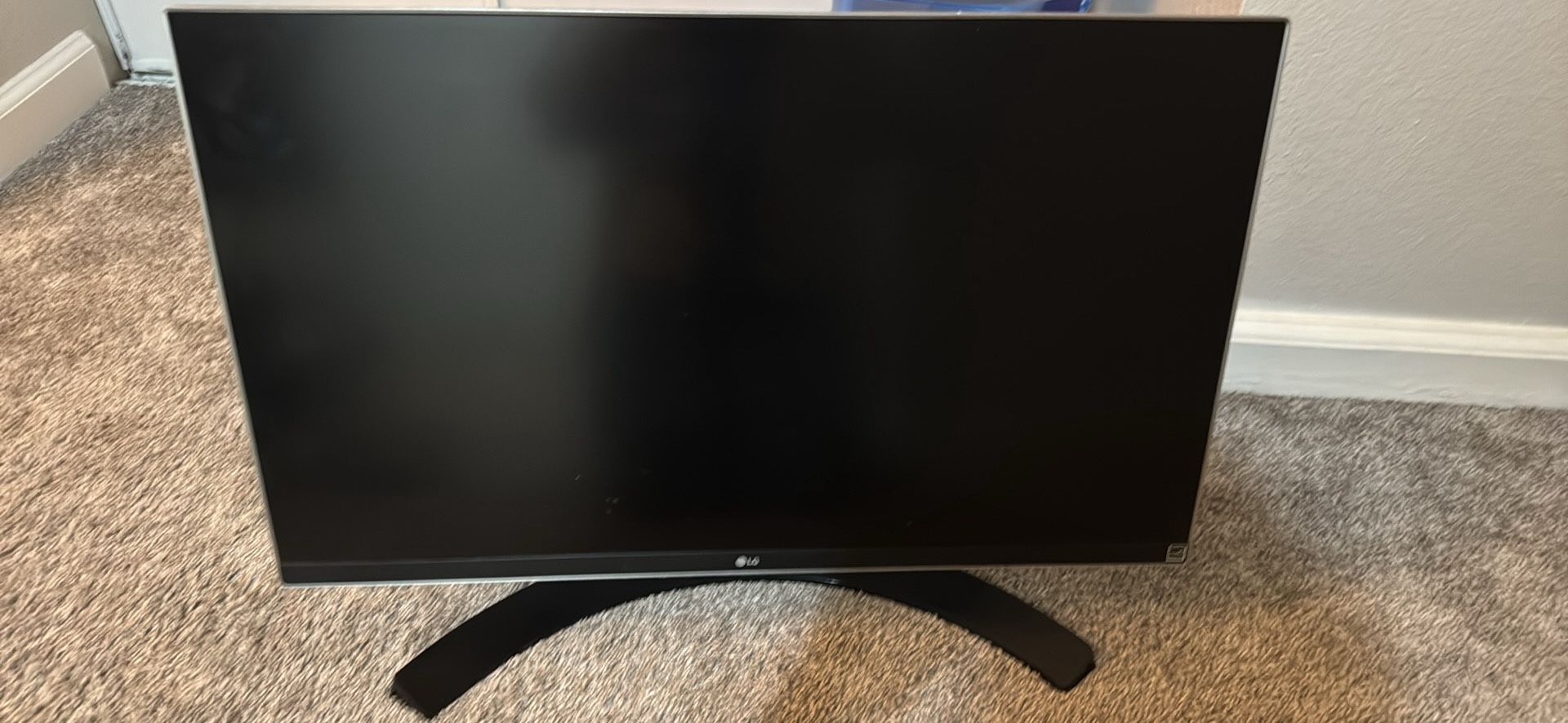 27" Class 4K UHD IPS LED Monitor (27" Diagonal)