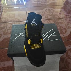 Jordans 4 yellow thunder size 10.5