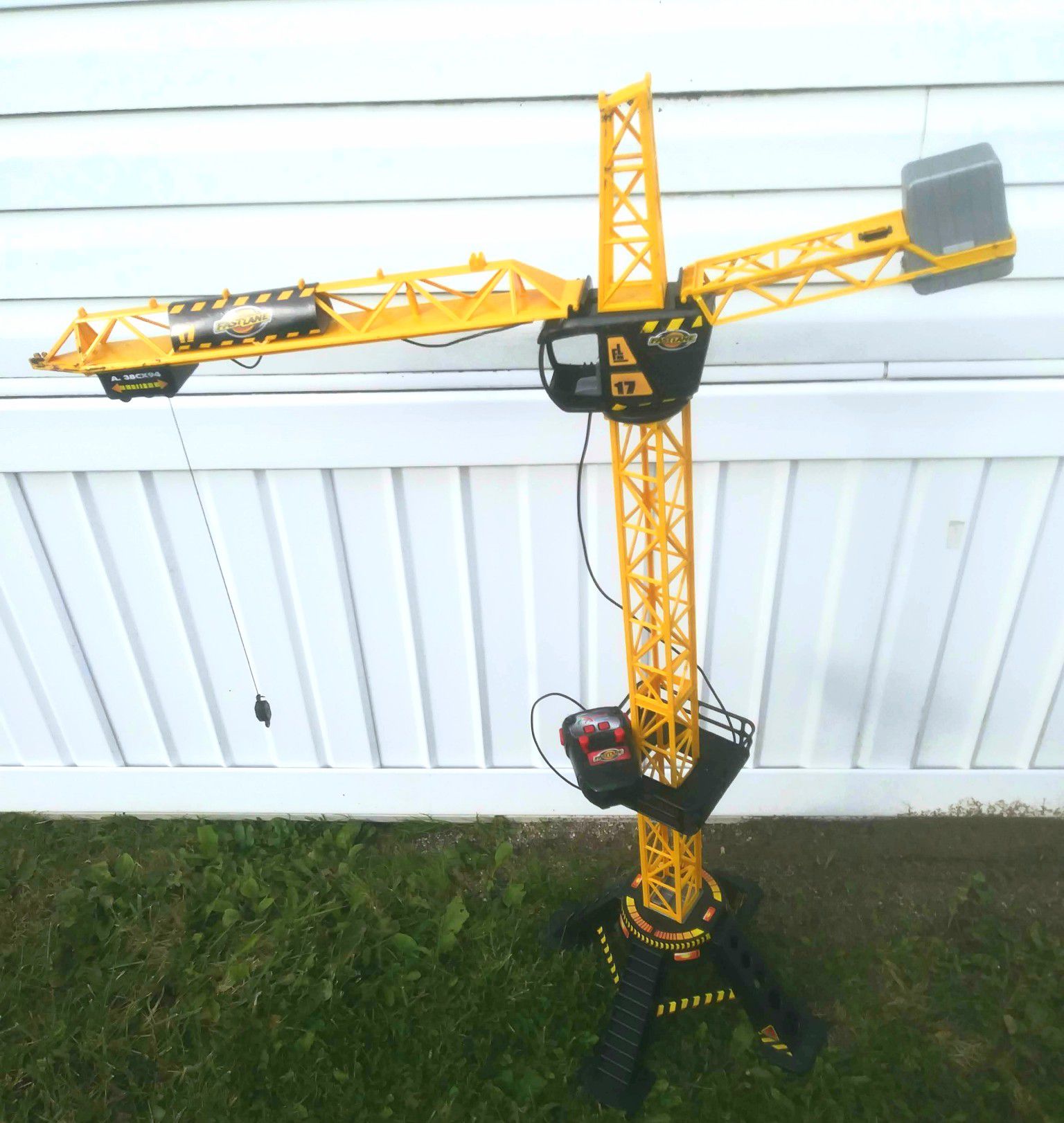 Electric toy construction crane