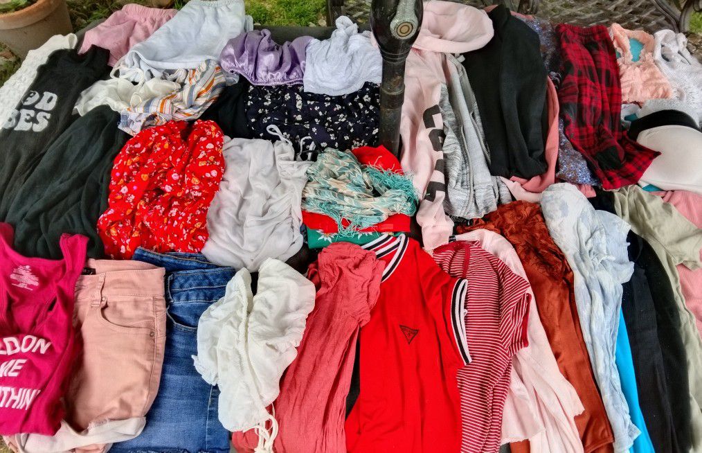 Clothes For Woman Size Small 47 Pieces $40 Good clean Mix Of Everything Cute Clothes South La 90043  