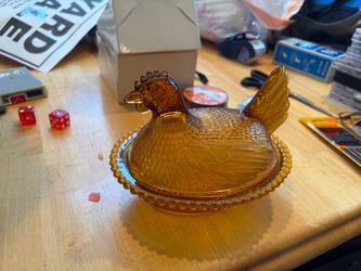 Amber glass hen on nest dish