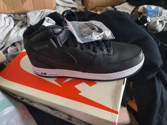 Size 14 men  stussy blk and white Nike