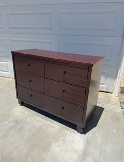 Delivery Available! Beautiful Solid Wood Dresser w 6 drawers