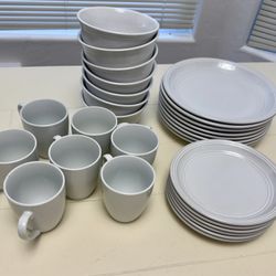 White Dinnerware Set – Plates, Bowls & Mugs (Great Condition)