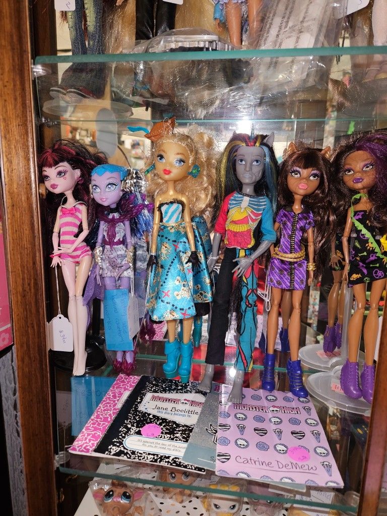 Bratz, Dolls, Toys, Garfield, Hello. Kitty, Pokémon,