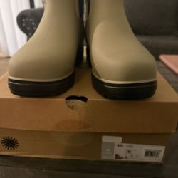 Uggs rain boot for women size 9