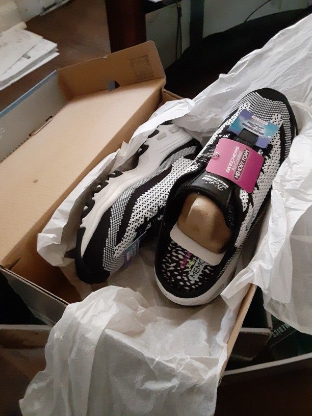 Skechers Women's Tennis Shoes Size 7 And 1/2 Brand New Still In Box