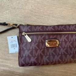 Brand New Michael Kors Wristlet For Women 