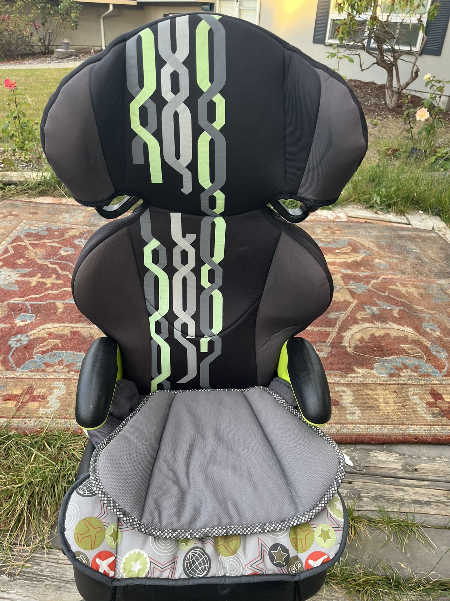 tall back Booster seat (in Des Moines) green/black design