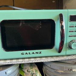 Galanz Microwave 7 cu ft