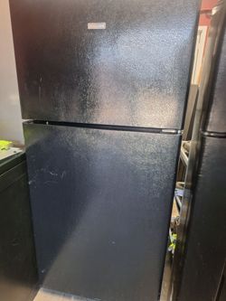 SMALL APARTMENT REFRIGERATOR (DELIVERED)