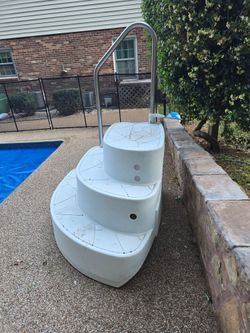 Corner pool steps