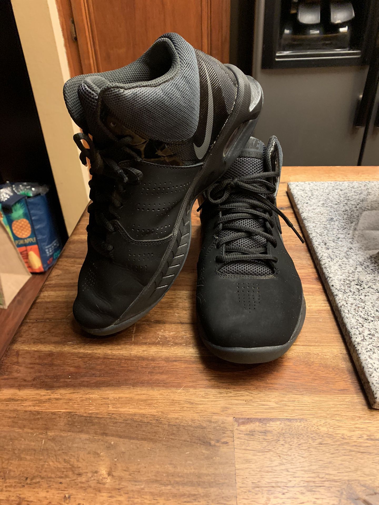 Men’s Nike tennis shoes, size 9 black mesh