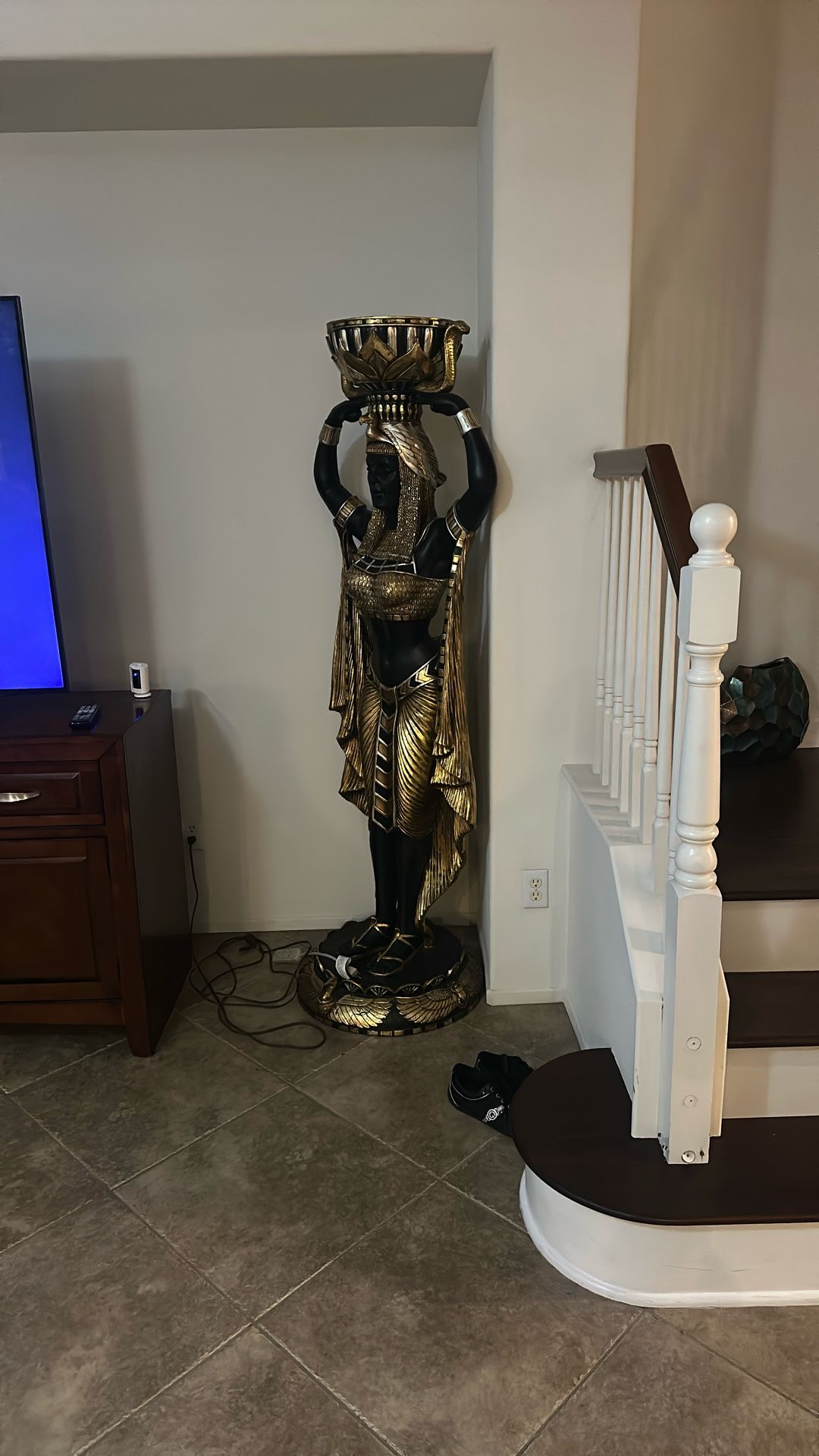 Cleopatra And Male Egyptian Statues
