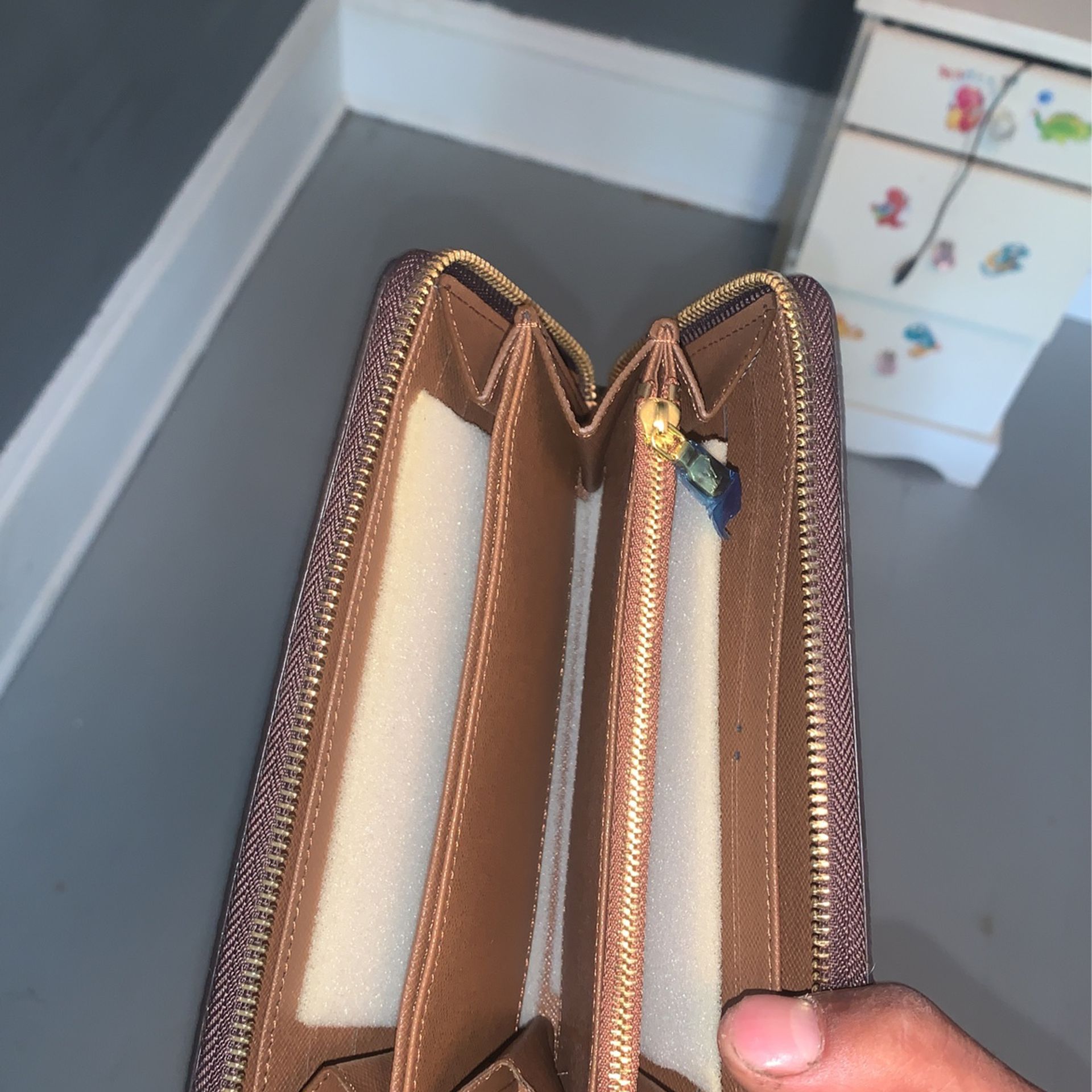 Louis Vuitton Wallet for Sale in Bexley, OH - OfferUp
