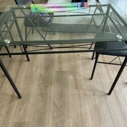 Dining table For 4 With Glasstop 