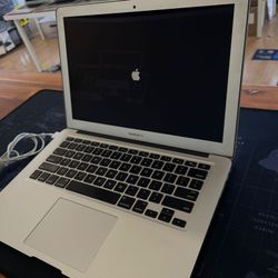 Apple MacBook Air 13” i5 8GB 128GB SSD Fully Functional perfect for Students//Work