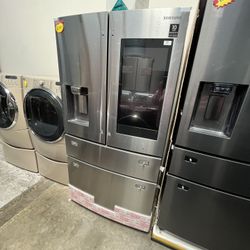NEW SAMSUNG REFRIGERATOR WITH SMART TOUCH SCREEN AND FLEXZONE MIDDLE DRAWER CONVERTS FRIDGE TO FREEZER 