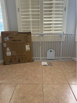 Comomy 29.5-48.4” Baby/ Pet Gate w/ Small Pet Door (35th Ave & Bell Rd)