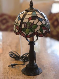 Vintage Stained Glass Accent Lamp Floral Pattern Scalloped Shade Metal Base