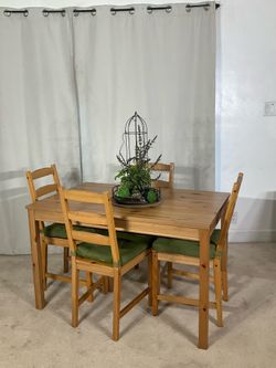 Compact Kitchen Dining Table & 4 Chairs LIKE NEW! PERFECT FOR APARTMENT